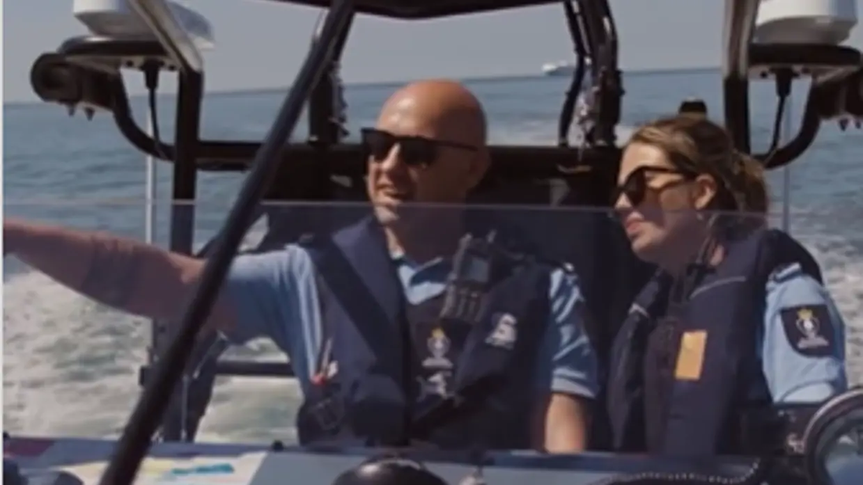 Twee marechaussees op een boot