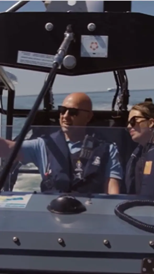 Twee marechaussees op een boot
