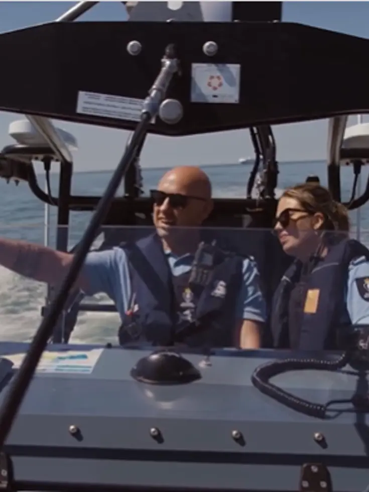 Twee marechaussees op een boot