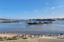 Militairen staan op pontons in een rivier.