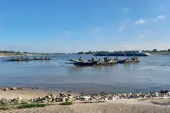 Militairen staan op pontons in een rivier.