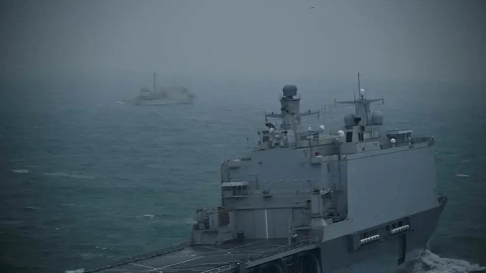 Zr.Ms. Johan de Witt begeleidt in de mist op zee een Russisch schip