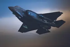 Een gevechtsvliegtuig in de lucht.