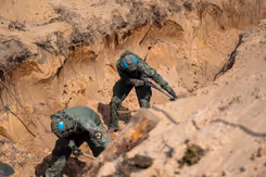 2 militairen graven een loopgraaf