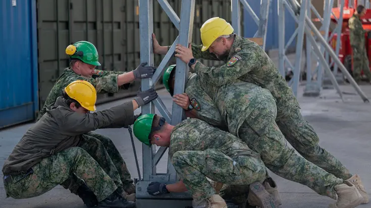 Militairen bouwen een pilaar op.