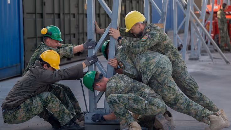 Militairen bouwen een pilaar op.