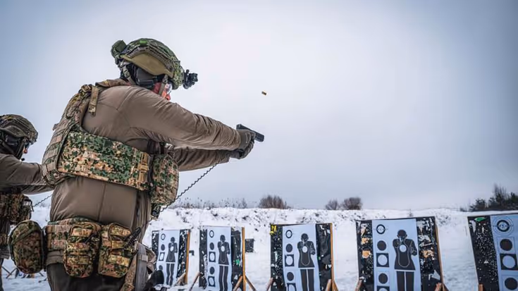 Militairen doen schietoefeningen in de sneeuw