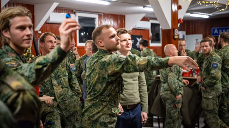 Militairen gooien dartpijl.