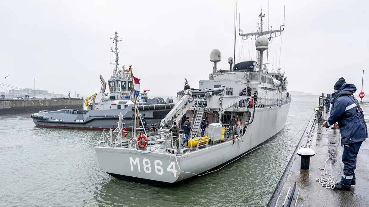 Marineschip meert aan.