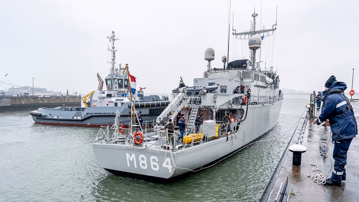 Marineschip meert aan.