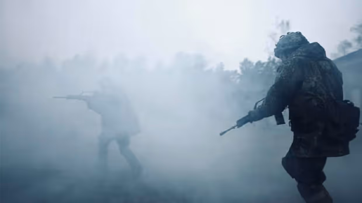Militairen oefenen in de mist