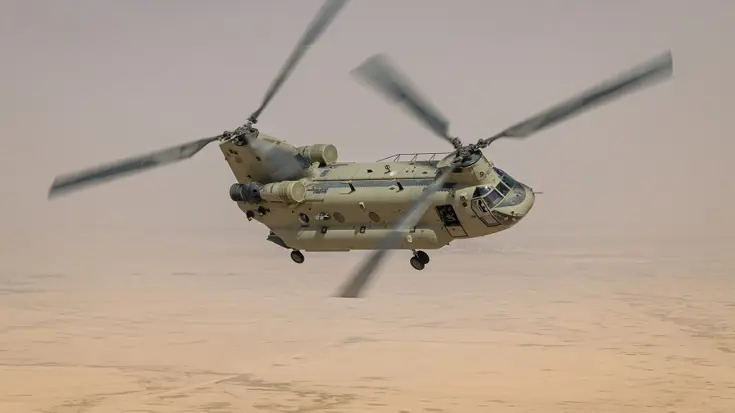 Een Chinook-transporthelikopter in de lucht.