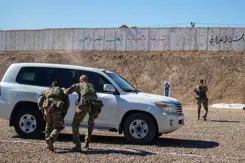 Militaire beveiligers oefenen operatie voor witte jeep.