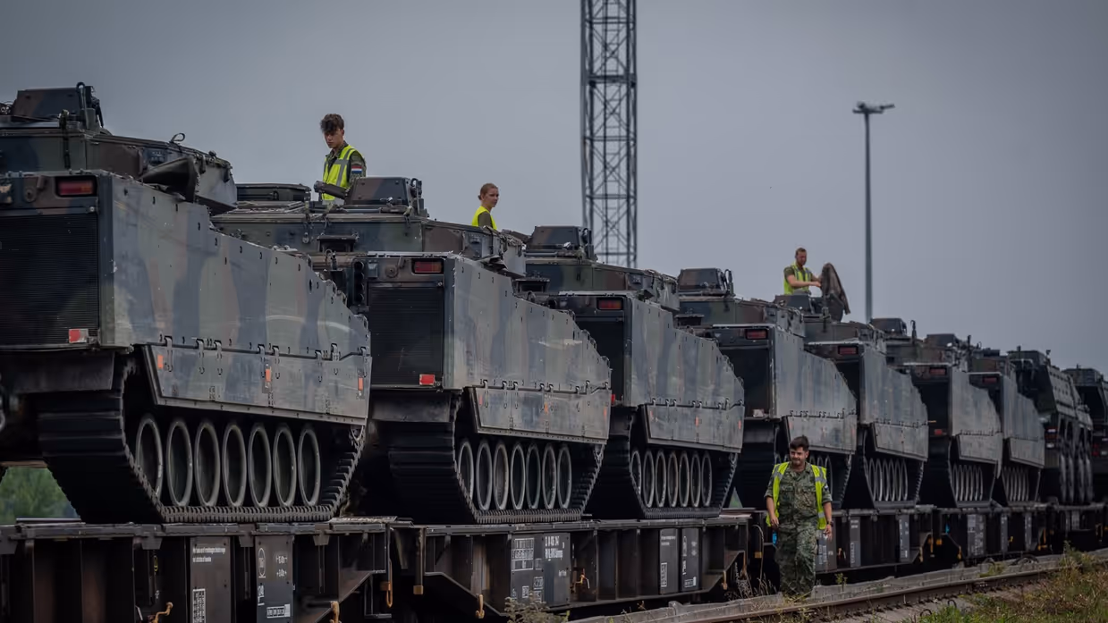 Rij C90-gevechtsvoertuigen op een wagon. 