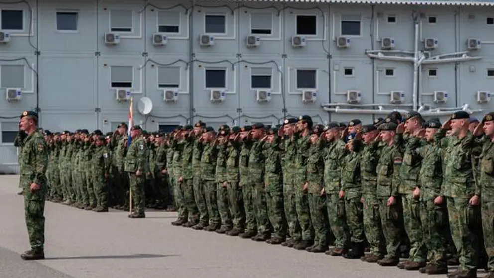 Rijen opgestelde militairen op een plein.