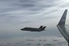 Een van de F35's die olympiers ecorteert vanuit vliegtuig gezien
