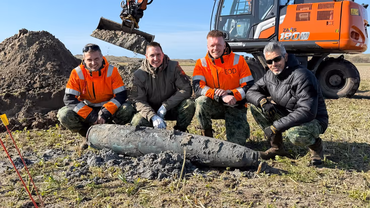 Drie EOD'ers zitten bij een oude bom