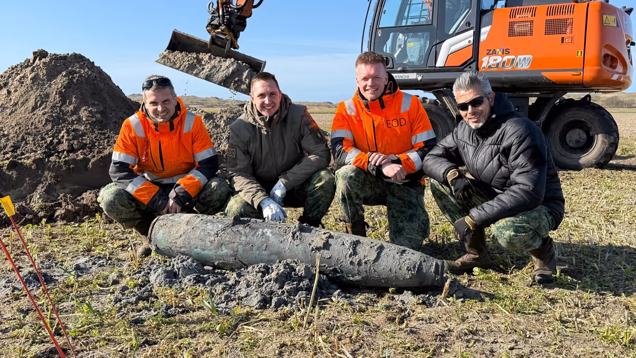 Drie EOD'ers zitten bij een oude bom