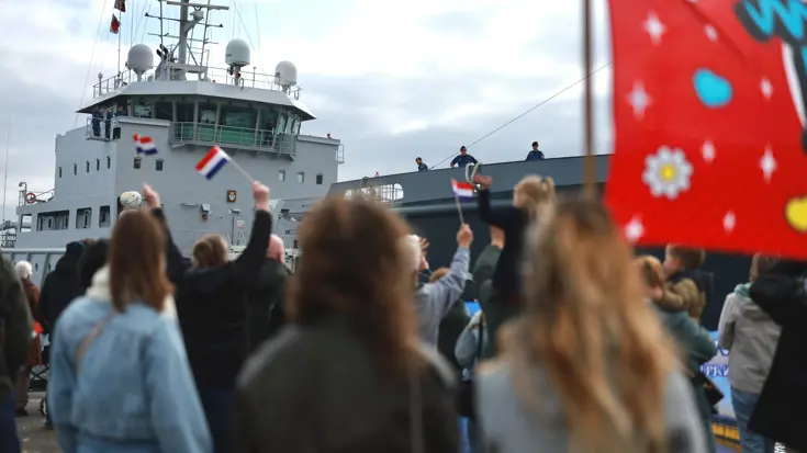 Thuiskomt van een marineschip.