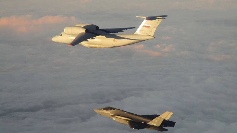 F-35 begeleidt Russisch vliegtuig.