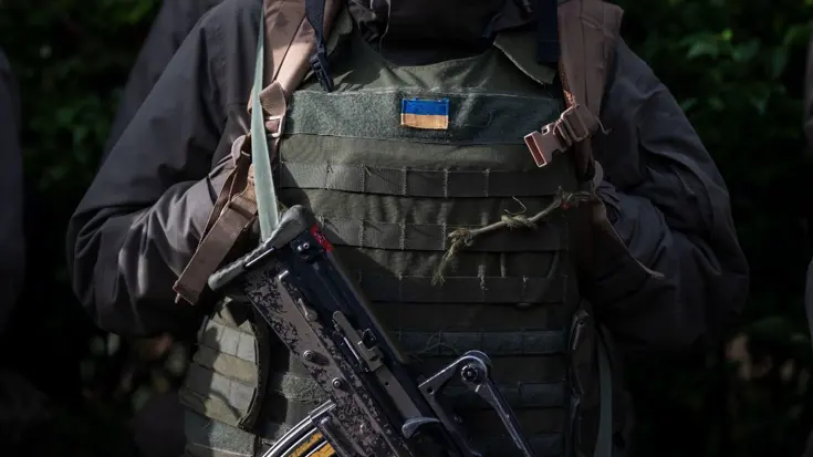 Een militair van de voorkant gezien, vanaf de benen tot het hoofd. 