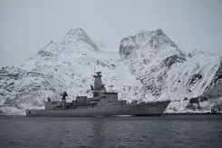 ZrMs Van Amstel vaart voor besneeuwde bergen