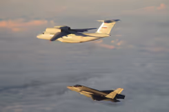 F-35 begeleidt Russisch vliegtuig.