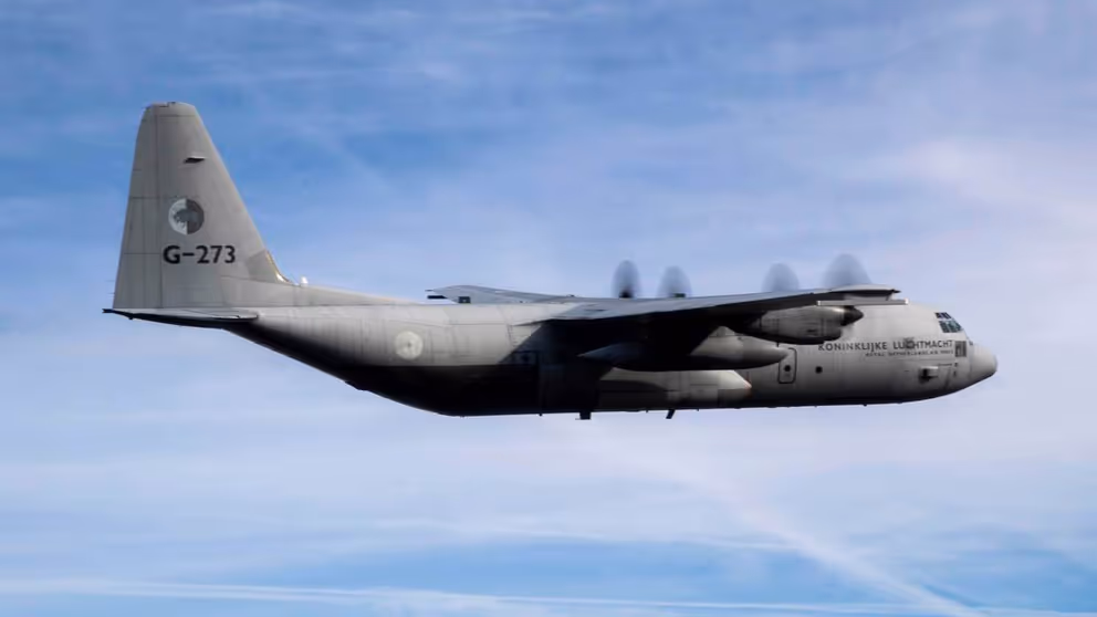 C-130 Hercules-transportvliegtuig in de lucht.