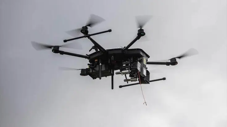 Drone vliegt in de lucht.