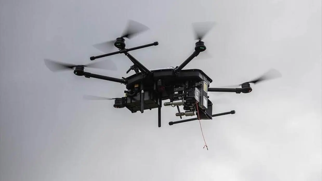 Drone vliegt in de lucht.