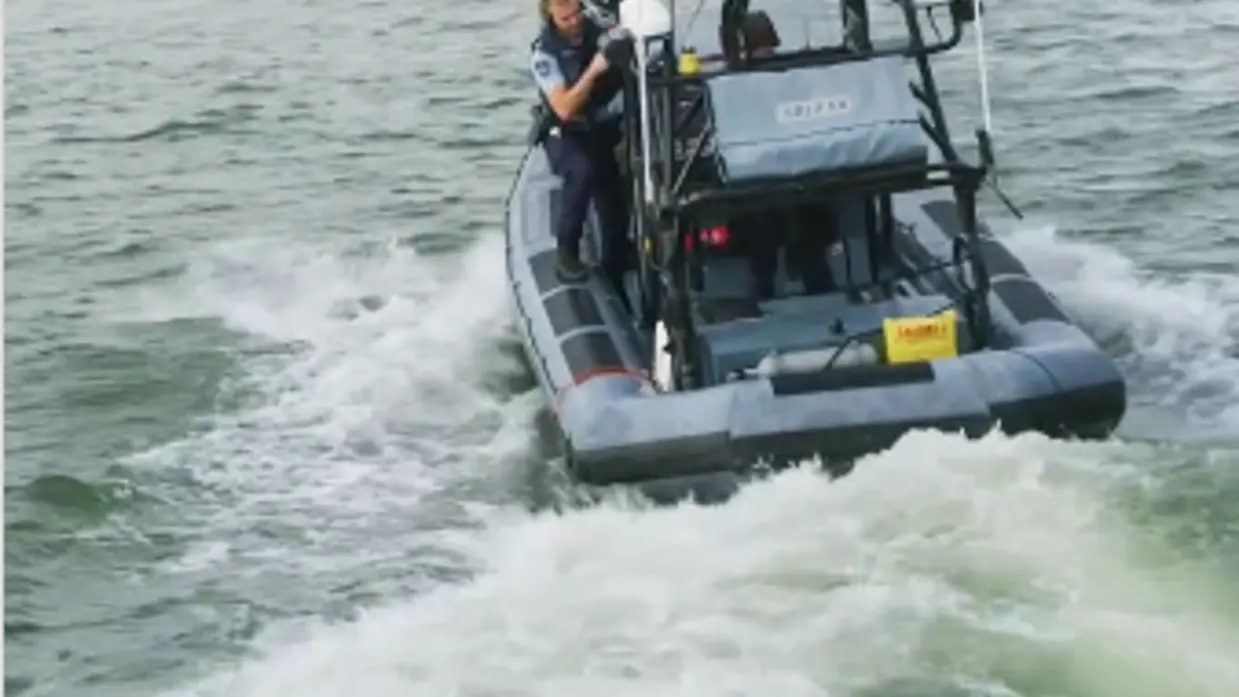 Een boot op het water vanaf binnenboord gefotografeerd.