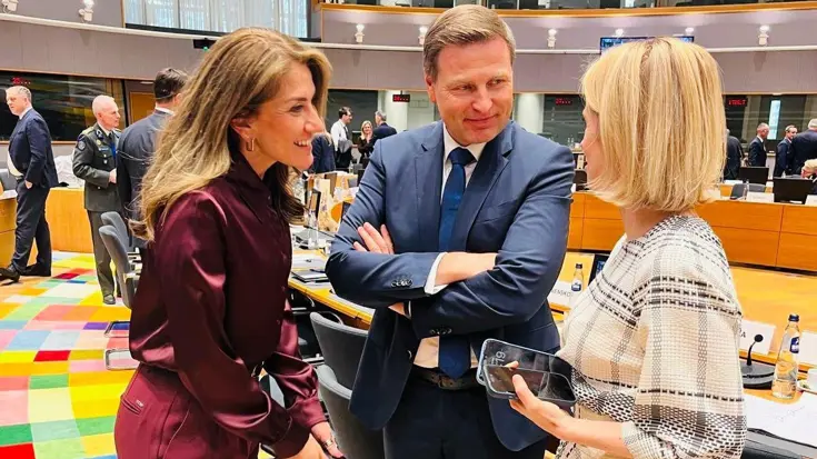 Minister Yezilgöz in gesprek met collega's in Brussel.