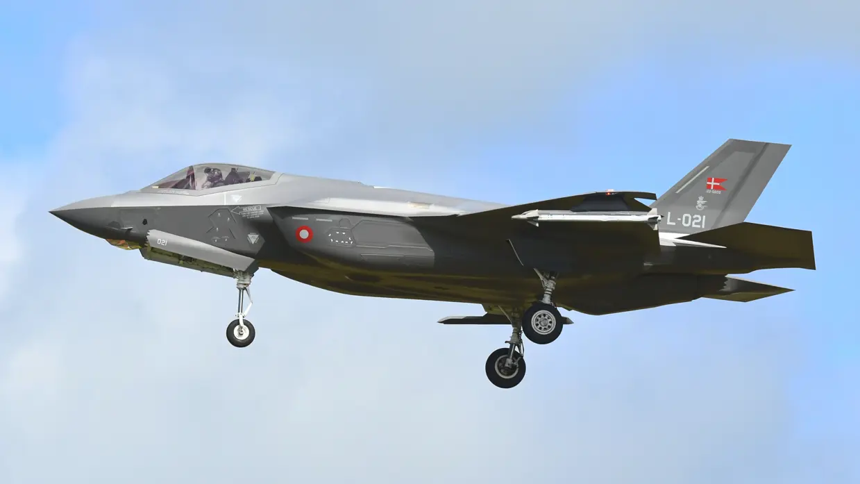 Een Deense F35 vliegt door de lucht.