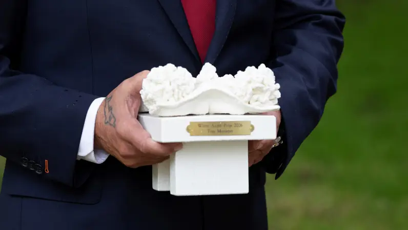 Een porseleinen beeld van een witte anjer.