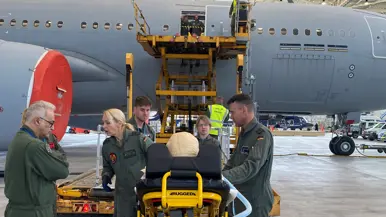 Oefening om een gewonde in een MRTT te laden met een hoogwerker.