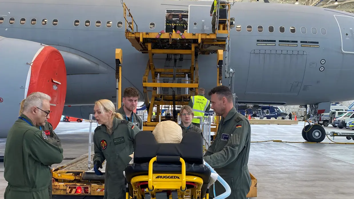 Oefening om een gewonde in een MRTT te laden met een hoogwerker.