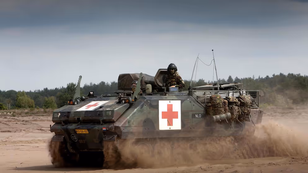 Een YPR-pantserrupsvoertuig voor gewondentransport op archiefbeeld.