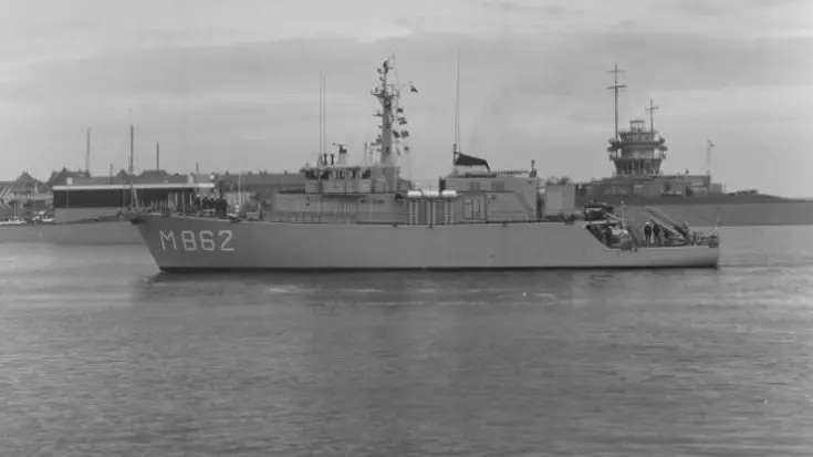 Zwart-wit afbeelding van Zr.Ms. Zierikzee.
