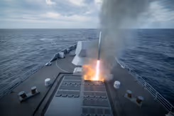 Zr.Ms. Evertsen lanceert een luchtdoelraket.