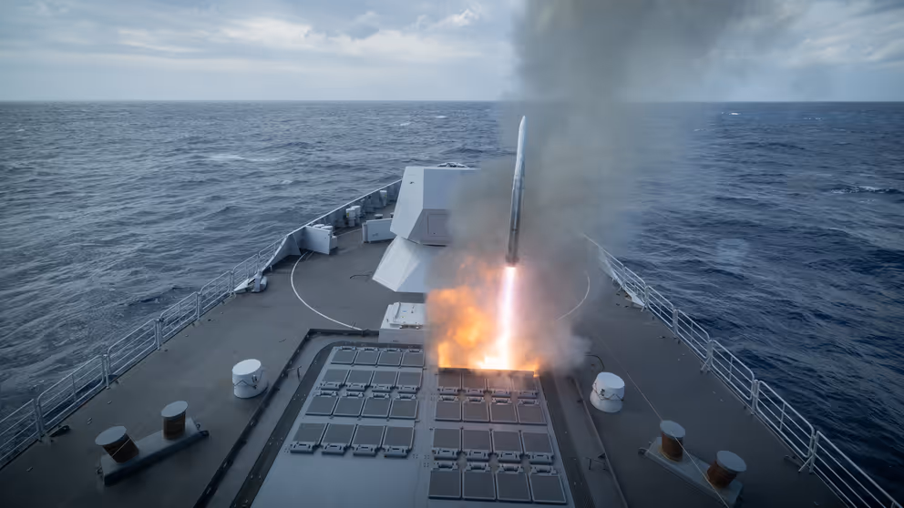 Zr.Ms. Evertsen lanceert een luchtdoelraket.