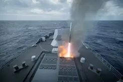 Zr.Ms. Evertsen lanceert een luchtdoelraket.