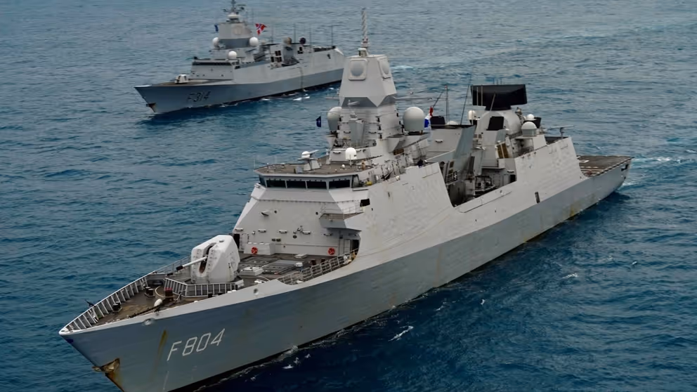 Twee marineschepen op open water.