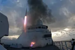 Raketlancering vanaf marineschip.