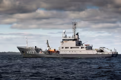 Zr.Ms. Luymes vaart op zee.