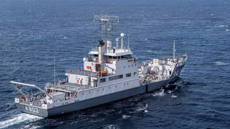 Marineschip op zee.