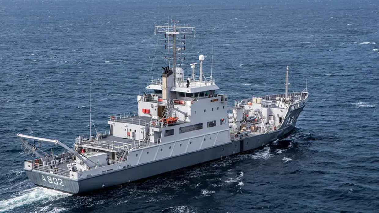 Marineschip op zee.
