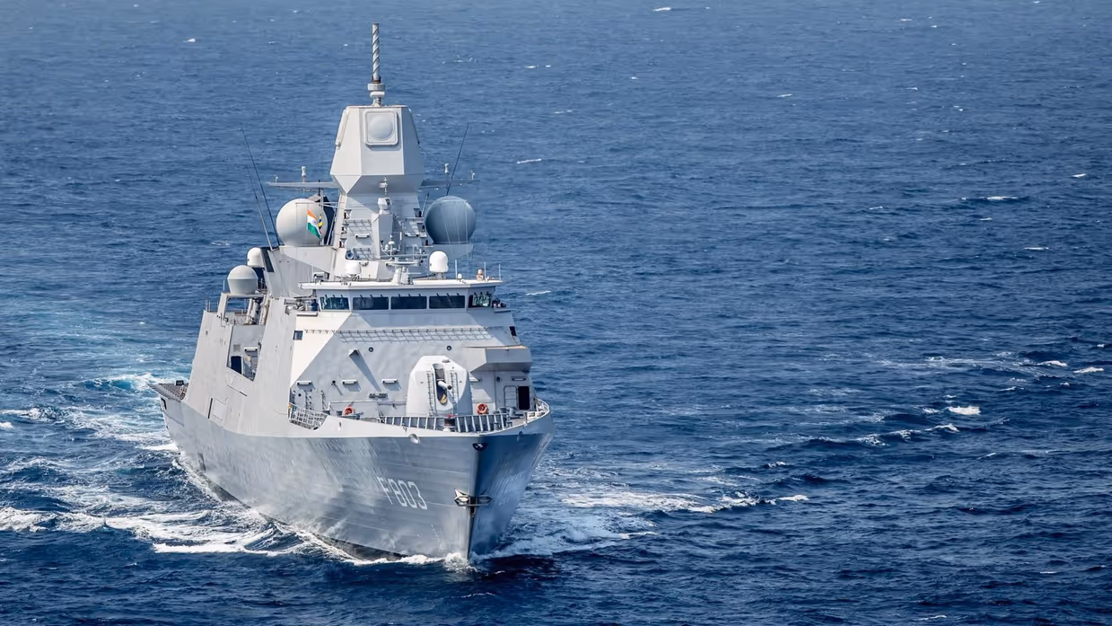 Een marineschip op zee.